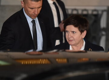 Premier Beata Szydło wychodzi z Prokuratury Okręgowej w Warszawie