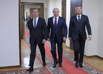 Premier Dmitrij Miedwiediew, prezydent Władimir Putin i przewodniczący Dumy Wiaczesław Wołodin.