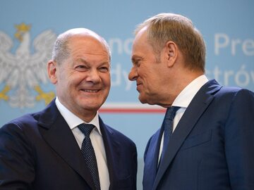 Premier Donad Tusk (P) oraz kanclerz Niemiec Olaf Scholz (L) podczas konferencji prasowej w siedzibie Kancelarii Prezesa Rady Ministrów w Warszawie