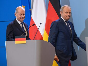 Premier Donad Tusk (P) oraz kanclerz Niemiec Olaf Scholz (L)