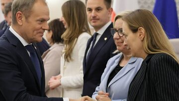 Premier Donald Tusk (L), minister klimatu i środowiska Paulina Hennig-Kloska (2P) oraz minister funduszy i polityki regionalnej Katarzyna Pełczyńska-Nałęcz