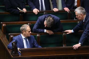 Premier Donald Tusk (L), minister spraw wewnętrznych i administracji Marcin Kierwiński (C) i minister – członek Rady Ministrów, koordynator służb specjalnych Tomasz Siemoniak