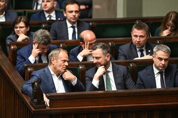 Premier Donald Tusk (L), wicepremier, minister cyfryzacji Krzysztof Gawkowski (P) i wicepremier, minister obrony Władysław Kosiniak-Kamysz (C)