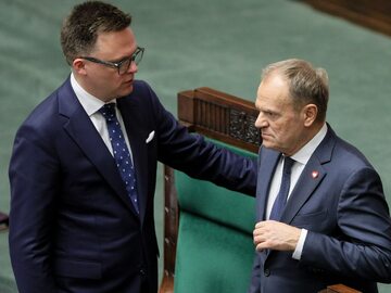 Premier Donald Tusk (P) i marszałek Szymon Hołownia (L) na sali obrad Sejmu w Warszawie