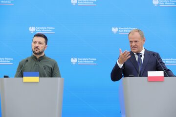 Premier Donald Tusk (P) i prezydent Ukrainy Wołodymyr Zełenski (L) podczas konferencji prasowej w KPRM