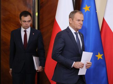 Premier Donald Tusk (P) oraz minister finansów Andrzej Domański (L) podczas konferencji w siedzibie KPRM