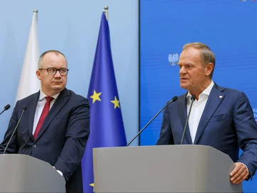 Premier Donald Tusk (P) oraz minister sprawiedliwości Adam Bodnar (L) podczas konferencji prasowej w siedzibie KPRM w Warszawie