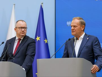 Premier Donald Tusk (P) oraz minister sprawiedliwości Adam Bodnar (L) podczas konferencji prasowej w siedzibie KPRM w Warszawie