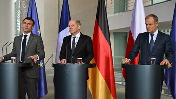 Premier Donald Tusk (P), prezydent Francji Emmanuel Macron (L) i kanclerz Niemiec Olaf Scholz (C) podczas konferencji prasowej po spotkaniu nadzwyczajnym szczytu Trójkąta Weimarskiego