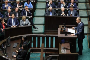 Premier Donald Tusk (P) przemawia na sali obrad Sejmu
