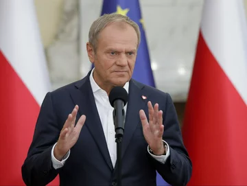 Premier Donald Tusk podczas konferencji prasowej po posiedzeniu rządu w siedzibie KPRM w Warszawie