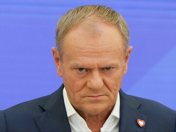 Premier Donald Tusk podczas konferencji prasowej w siedzibie KPRM w Warszawie