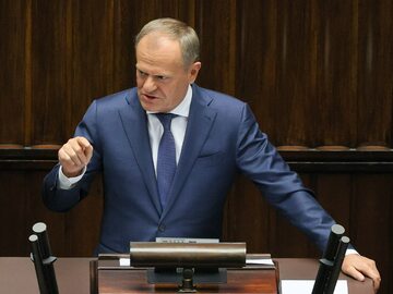 Premier Donald Tusk przemawia na sali obrad Sejmu w Warszawie