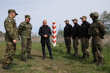 Premier Donald Tusk z funkcjonariuszami Straży Granicznej podczas wizyty na granicy z Białorusią