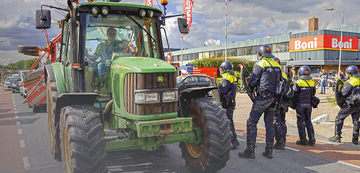Premier Holandii Mark Rutte nazwał protestujących rolników „agroterrorystami”, z którymi nie podejmuje się dialogu