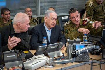 Premier Izraela Benjamin Netanjahu (w środku) podczas spotkania z przedstawicielami armii i resortu obrony