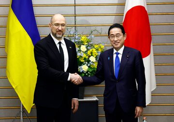 Premier Japonii Fumio Kishida i premier Ukrainy Denys Szmyhal