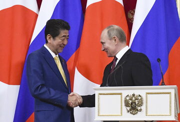 Premier Japonii Shinzo Abe i prezydent Rosji Włądimir Putin