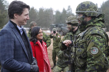 Premier Kanady Justin Trudeau i minister obrony narodowej Kanady Anita Anand z żołnierzami kanadyjskimi