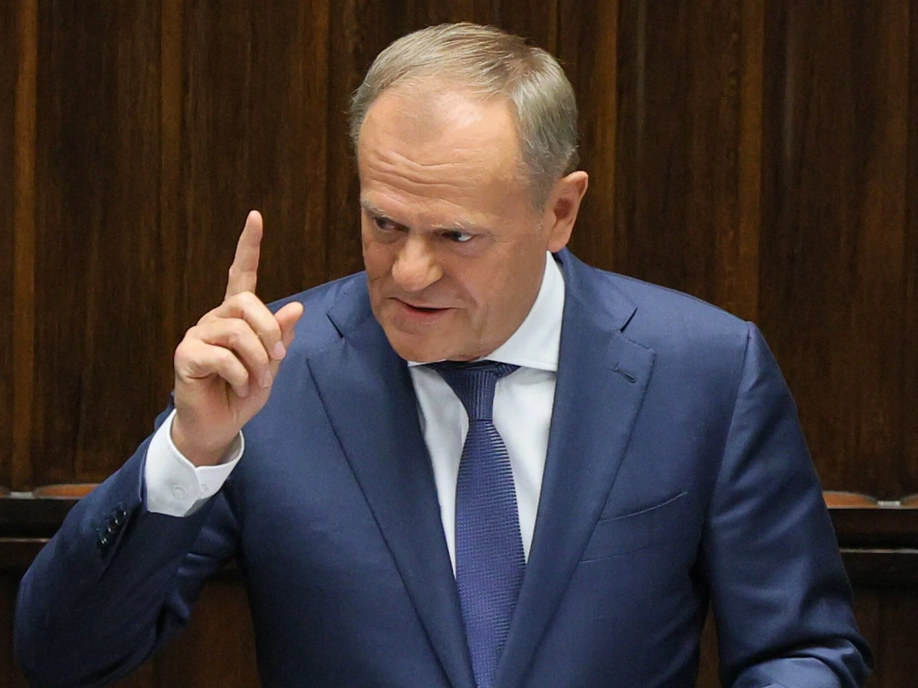 Premier Donald Tusk przemawia na sali obrad Sejmu