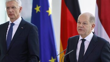 Premier Łotwy Arturs Krisjanis Karins (L) i kanclerz Niemiec Olaf Scholz (R)