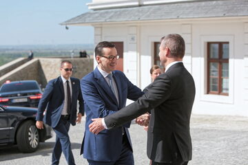 Premier Mateusz Morawiecki (2L) i premier Słowacji Peter Pellegrini (P) podczas powitania przed spotkaniem na Zamku Bratysławskim