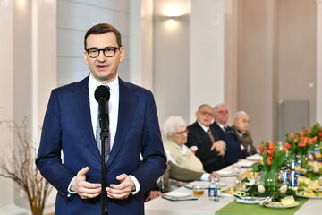 Premier Mateusz Morawiecki (C) podczas spotkania wielkanocnego z przedstawicielami środowisk kombatanckich w siedzibie Dolnośląskiego Urzędu Wojewódzkiego we Wrocławiu.