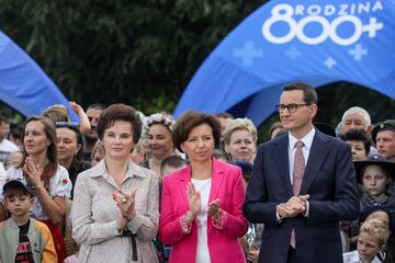 Premier Mateusz Morawiecki (C,P), minister rodziny i polityki społecznej Marlena Maląg (C) i burmistrz Tarczyna Barbara Galicz