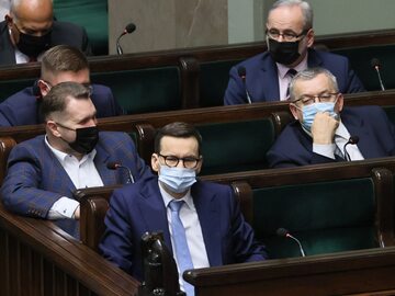 Premier Mateusz Morawiecki i ministrowie: Kamil Bortniczuk, Adam Niedzielski, Przemysław Czarnek i Andrzej Adamczyk