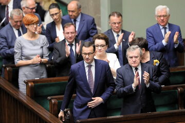 Premier Mateusz Morawiecki i wicepremier, minister kultury Piotr Gliński w ławach rządowych w Sejmie
