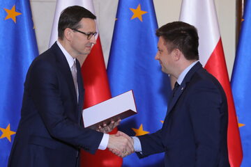 Premier Mateusz Morawiecki (L) oraz ponownie powołany na szefa KPRM Michał Dworczyk (P).