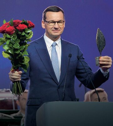 Premier Mateusz Morawiecki odbierający nagrodę "Człowieka Roku'