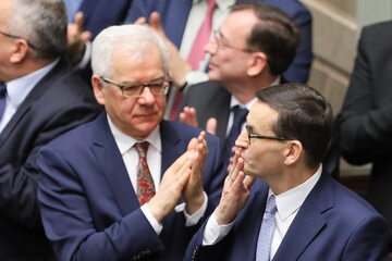 Premier Mateusz Morawiecki (P) i minister spraw zagranicznych Jacek Czaputowicz (C) po wygłoszonym przez premiera expose premiera w Sejmie