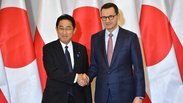 Premier Mateusz Morawiecki (P) i premier Japonii Fumio Kishida (L)