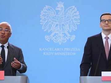 Premier Mateusz Morawiecki (P) i premier Portugalii Antonio Costa (L) podczas konferencji prasowej