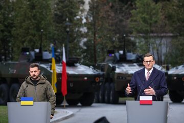 Premier Mateusz Morawiecki (P) i prezydent Ukrainy Wołodymyr Zełenski