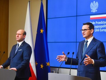 Premier Mateusz Morawiecki (P) oraz minister ds. europejskich Szymon Szynkowski vel Sęk (L).