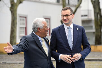 Premier Mateusz Morawiecki (P) oraz premier Republiki Portugalskiej Antonio Luis Santos da Costa (L) podczas oficjalnego powitania przed rozpoczęciem Szczytu Przyjaciół Spójności.