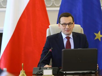 Premier Mateusz Morawiecki (P) podczas posiedzenia rządu