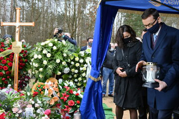 Premier Mateusz Morawiecki (P) z żoną Iwoną Morawiecką (2P) podczas uroczystości pogrzebowych Krzysztofa Krawczyka na cmentarzu w Grotnikach pod Łodzią