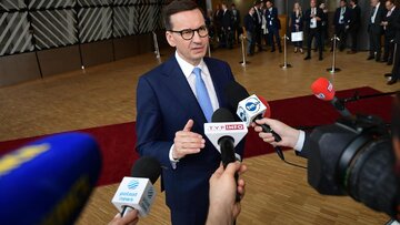 Premier Mateusz Morawiecki podczas konferencji prasowej w budynku „Europa” w Brukseli,