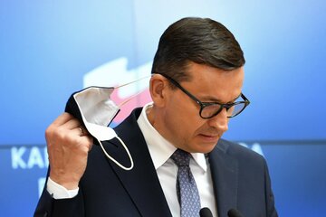 Premier Mateusz Morawiecki podczas konferencji prasowej w siedzibie KPRM w Warszawie