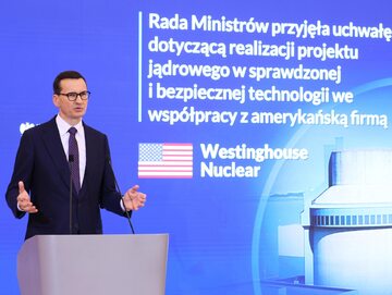 Premier Mateusz Morawiecki podczas konferencji prasowej ws. budowy elektrowni jądrowych w Polsce