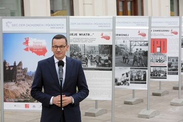 Premier Mateusz Morawiecki podczas otwarcia wystawy plenerowej "Najdalsza Polska. Szczecin 1945-1948", 28 bm. w Warszawie.