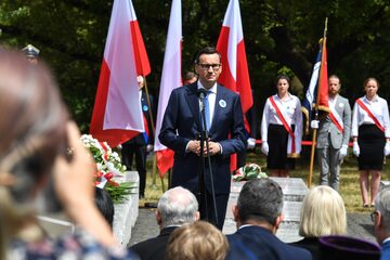 Premier Mateusz Morawiecki podczas uroczystości przed stołecznym Pomnikiem Ofiar Ludobójstwa na Wołyniu