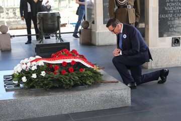 Premier Mateusz Morawiecki podczas uroczystości złożenia kwiatów przed Grobem Nieznanego Żołnierza w Warszawie