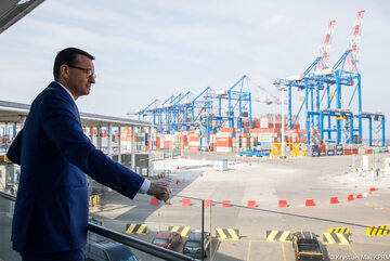 Premier Mateusz Morawiecki podczas wizyty w terminalu kontenerowym w Gdańsku