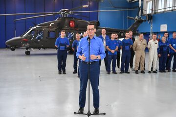 Premier Mateusz Morawiecki podczas wizyty w zakładach lotniczych PZL-Świdnik