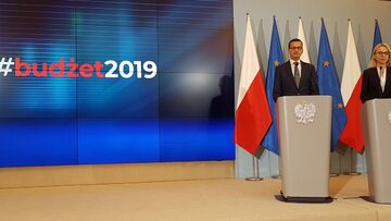 Premier Mateusz Morawiecki podczas wspólnej konferencji wraz minister finansów Teresą Czerwińską