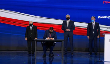 Premier Mateusz Morawiecki podpisuje deklarację programową Zjednoczonej Prawicy
